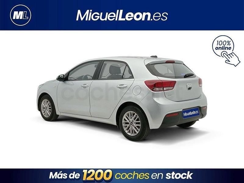 Usado Kia Rio 100 CV (73 kW) 2023 Gris / plata Berlina
