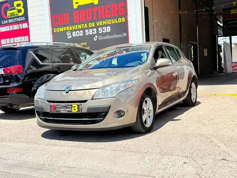 Usado Renault Mégane III Dynamique 105 CV (77 kW) 2009 Marrón Berlina