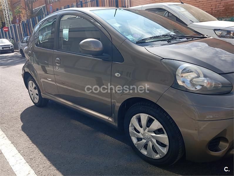 Marrón Usado 2013 Toyota Aygo Live Utilitario | 4900 € (Buen precio) - Imagen 1/4
