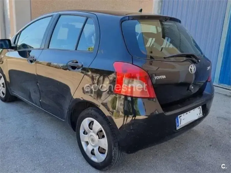 Usado Toyota Yaris Luna 90 CV (66 kW) 2007 Negro Utilitario