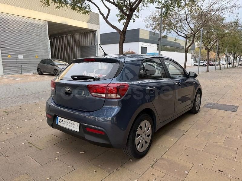 Usado Kia Rio 84 CV (61 kW) 2017 Gris / plata Berlina