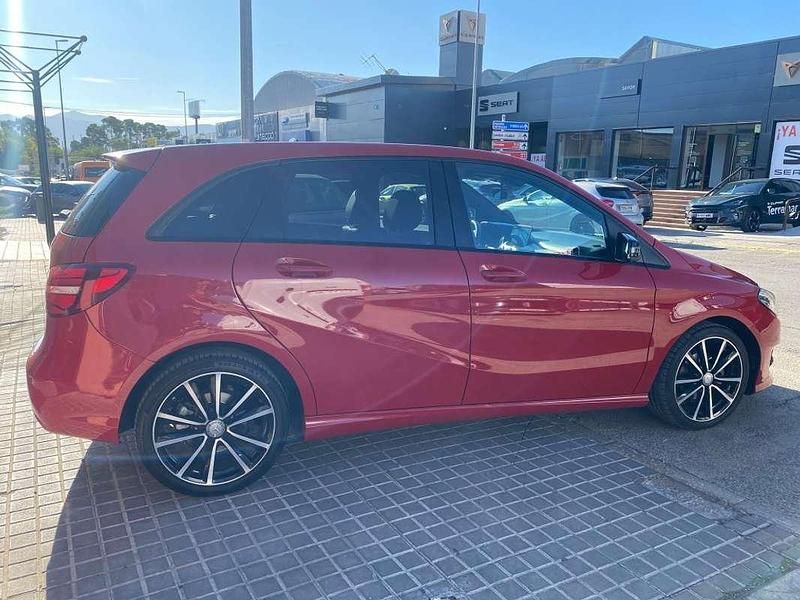 Usado Mercedes B180 Urban 109 CV (80 kW) 2016 Rojo Monovolumen
