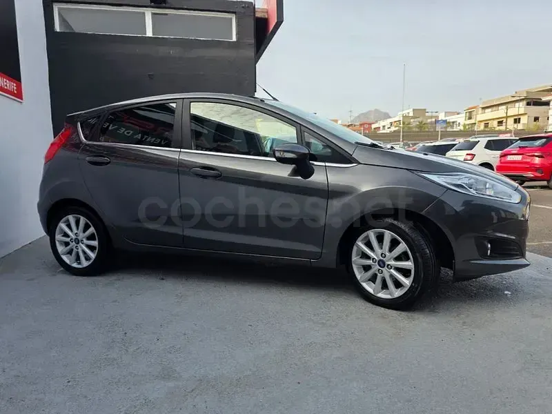 Usado Ford Fiesta Titanium 100 CV (73 kW) 2015 Gris / plata Utilitario