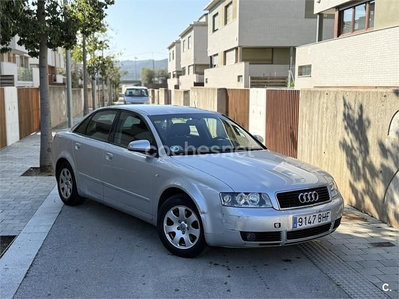 Usado Audi A4 130 CV (95 kW) 2001 Gris / plata Berlina