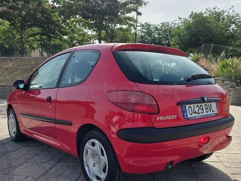 Usado Peugeot 206 75 CV (55 kW) 2001 Rojo Berlina