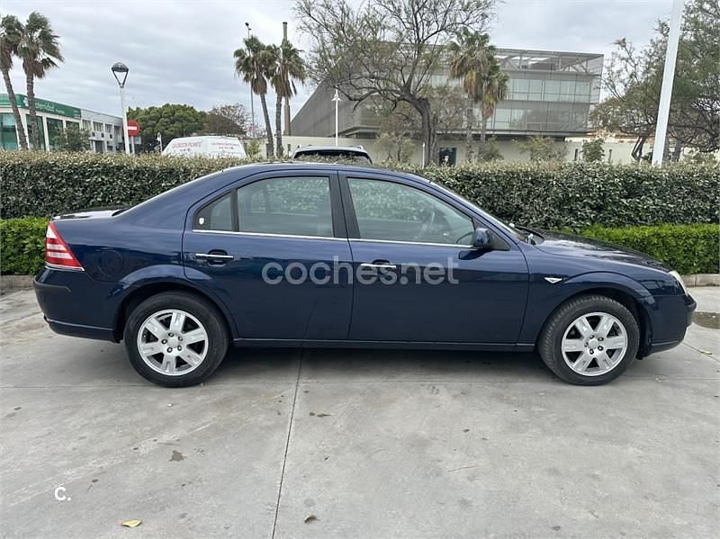 Usado Ford Mondeo Trend 130 CV (95 kW) 2006 Azul Berlina
