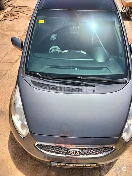 Usado Kia Venga 90 CV (66 kW) 2011 Gris / plata Utilitario