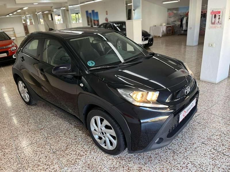 Usado Toyota Aygo Play 72 CV (52 kW) 2022 Negro Utilitario