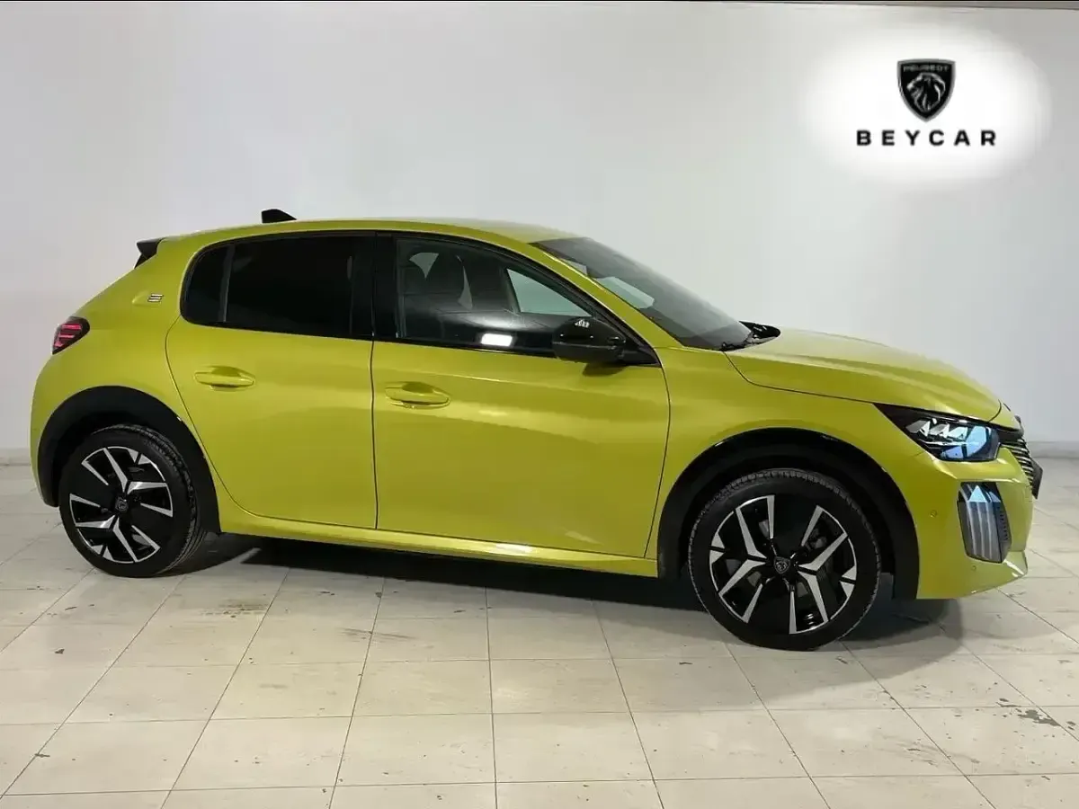 Usado Peugeot e-208 GT 114 kW (156 CV) 2024 Verde Utilitario