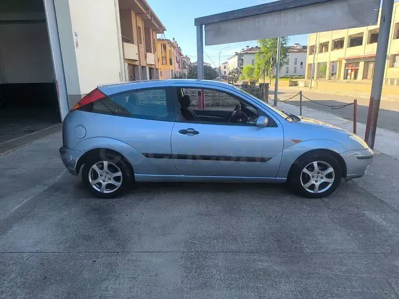 Usado Ford Focus Trend 100 CV (73 kW) 2004 Azul Berlina