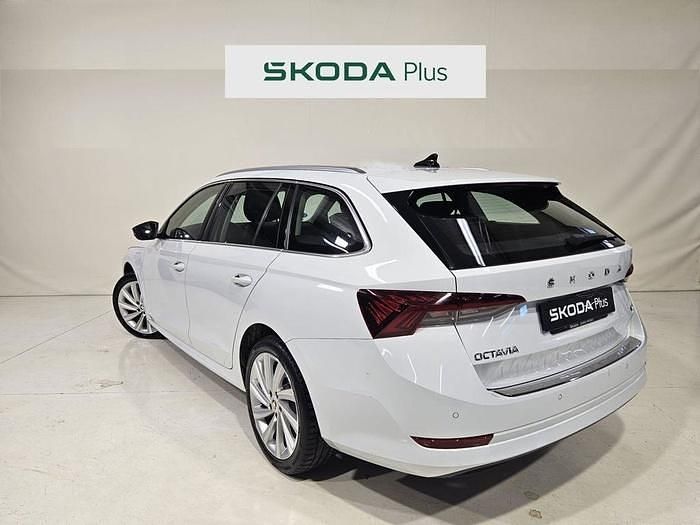 Blanco Usado 2022 Skoda Octavia Ambition Familiar | 24.000 € (Precio justo) - Imagen 1/4