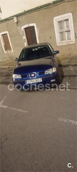 Azul Usado 2000 Seat Cordoba Sport Berlina | 1550 € (Precio justo) - Imagen 1/4