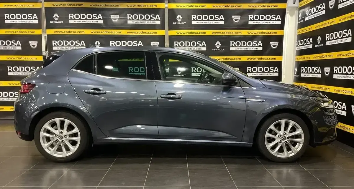 Usado Renault Mégane Zen 140 CV (102 kW) 2018 Gris Berlina