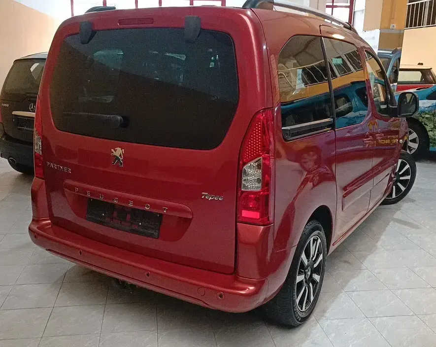 Usado Peugeot Partner Tepee Premium 112 CV (82 kW) 2011 Granate Monovolumen