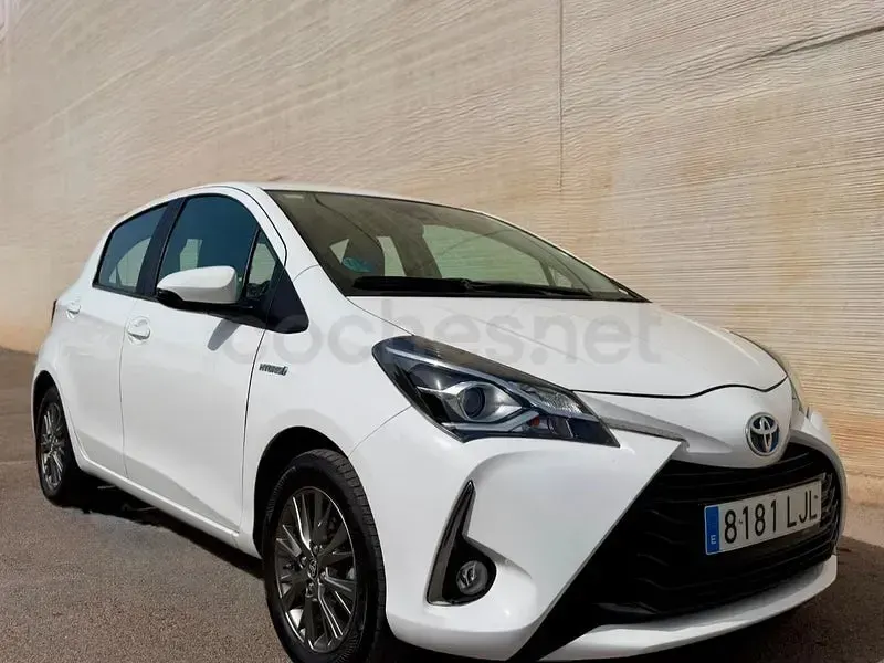 Usado Toyota Yaris Hybrid Active 100 CV (73 kW) 2020 Blanco Berlina