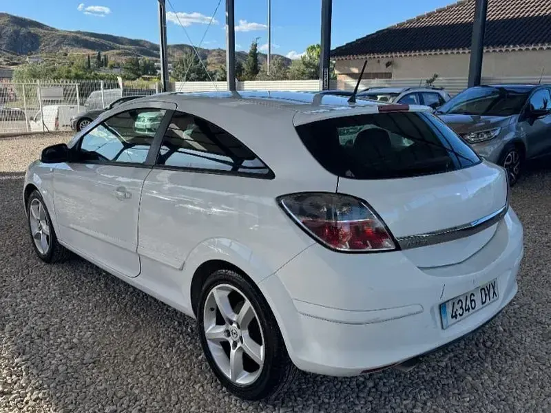 Usado Opel Astra GTC Sport 120 CV (88 kW) 2006 Blanco Berlina