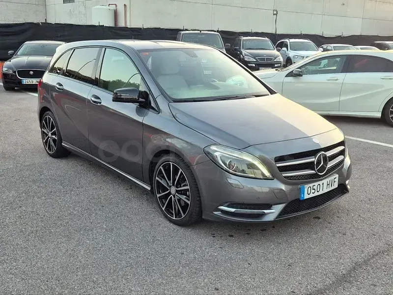 Usado Mercedes B180 109 CV (80 kW) 2013 Gris / plata Utilitario