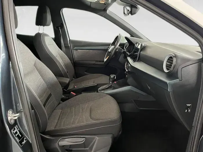 Usado Seat Arona Xperience 110 CV (80 kW) 2022 Gris / plata SUV