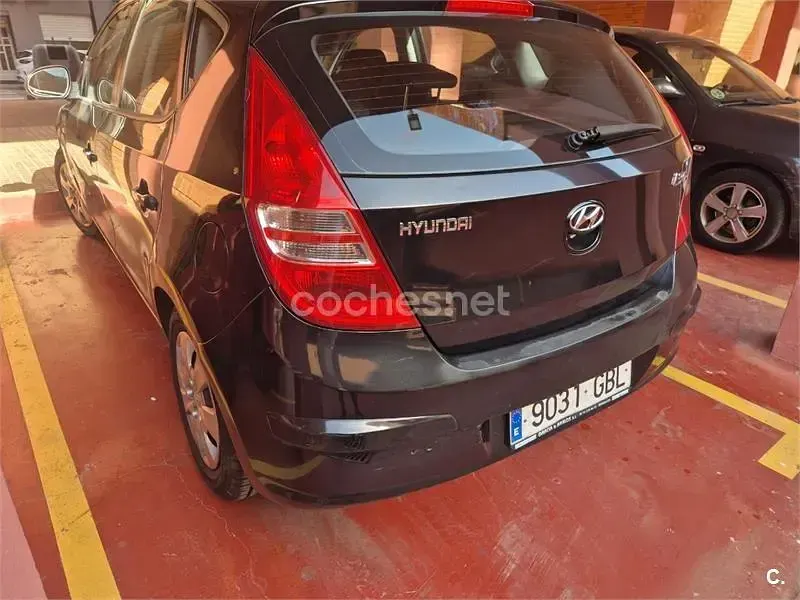 Usado Hyundai i30 Comfort 109 CV (80 kW) 2008 Negro Berlina