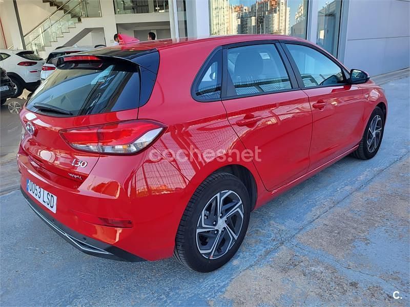 Usado Hyundai i30 120 CV (88 kW) 2021 Rojo Berlina