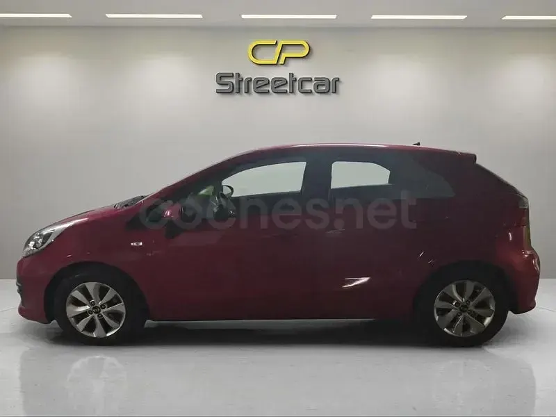 Usado Kia Rio 75 HP (55 kW) 2017 Vermelho Sedan