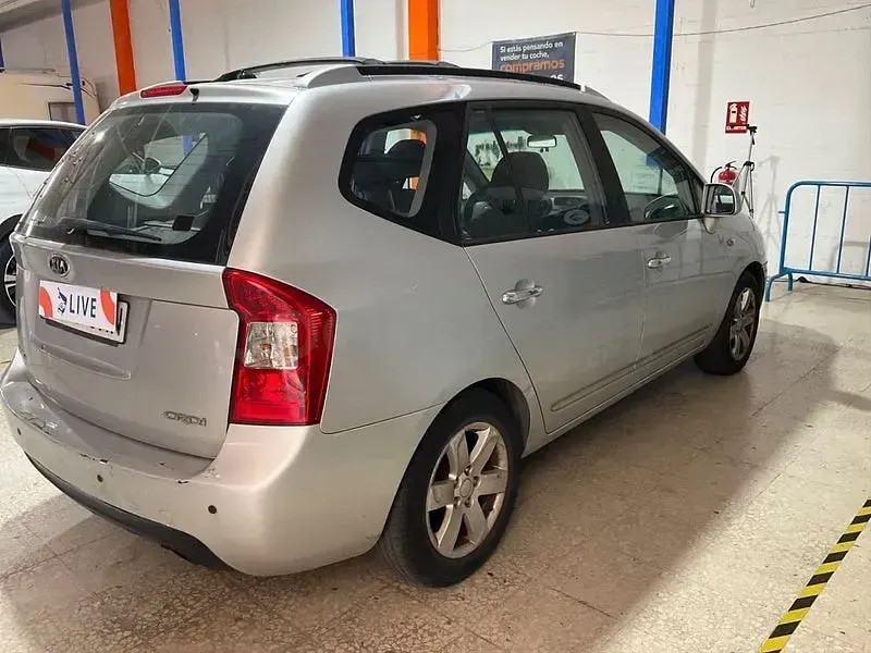 Usado Kia Carens Active 140 CV (102 kW) 2009 Gris / plata Monovolumen