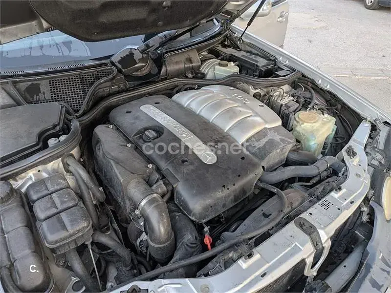 Usado Mercedes E270 Elegance 170 CV (125 kW) 2001 Gris / plata Berlina