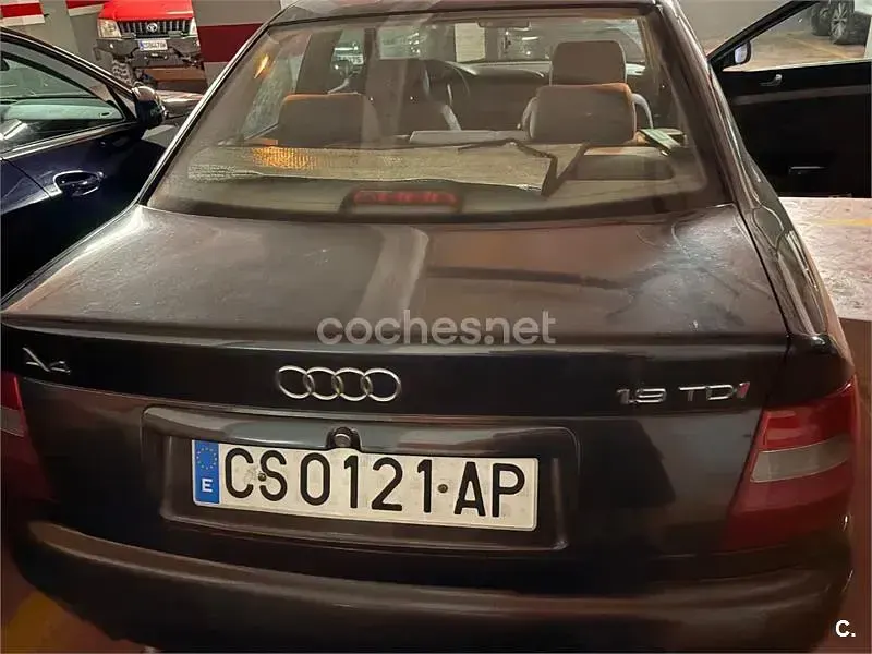 Usado Audi A4 110 CV (80 kW) 1998 Negro Berlina