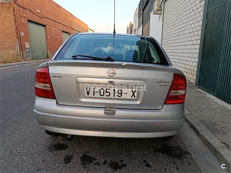 Usado Opel Astra Comfort 100 CV (73 kW) 1999 Gris / plata Berlina