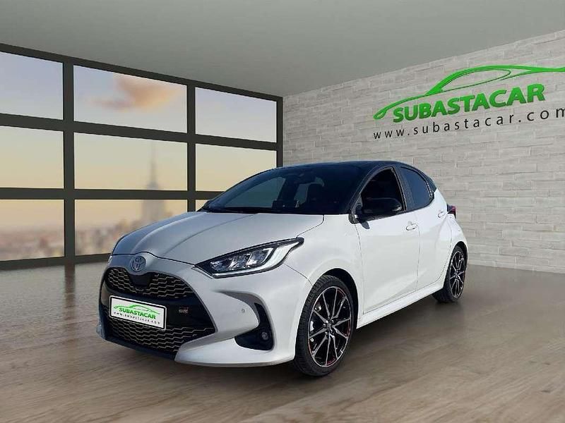 Usado Toyota Yaris Hybrid Plus 131 CV (96 kW) 2024 Gris Utilitario