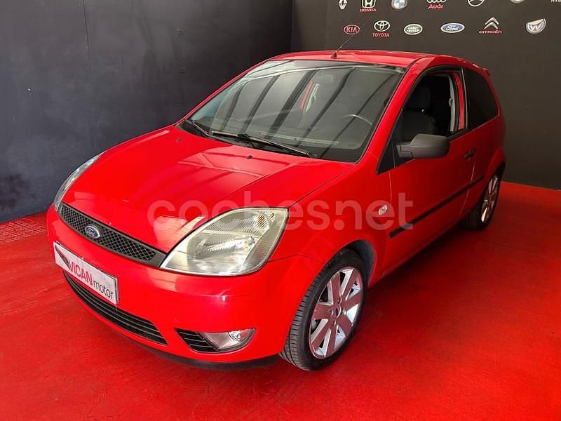 Usado Ford Fiesta 101 CV (74 kW) 2004 Rojo Coupe