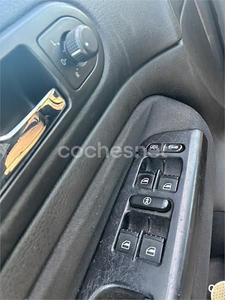Usado VW Golf IV Highline 105 CV (77 kW) 2002 Gris / plata Familiar
