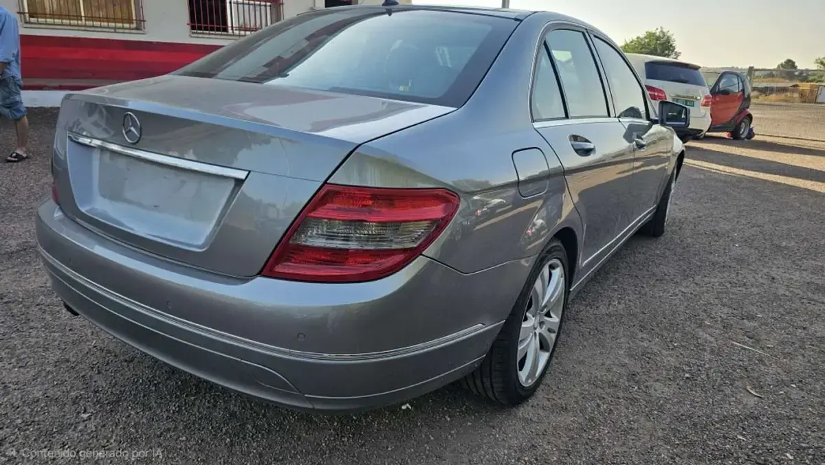 Usado Mercedes C180 Avantgarde 120 CV (88 kW) 2011 Gris / plata Berlina