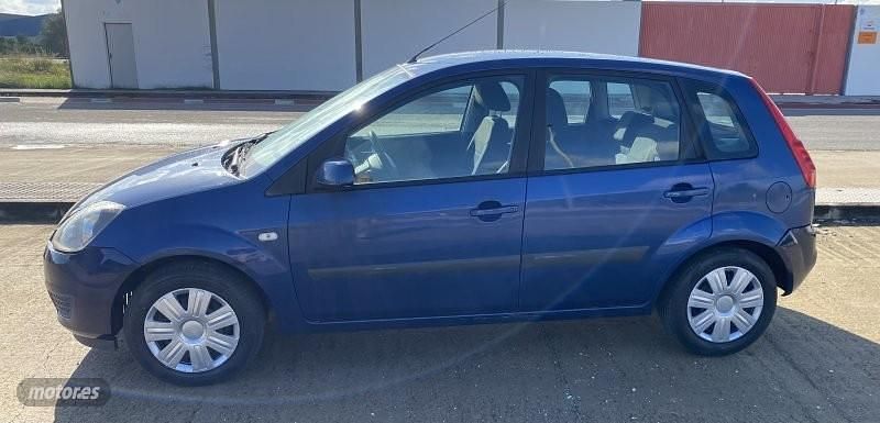 Usado Ford Fiesta Ambiente 68 CV (50 kW) 2008 Azul Utilitario