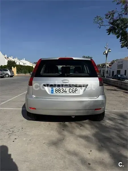 Usado Ford Fiesta Trend 68 CV (50 kW) 2003 Gris / plata Utilitario