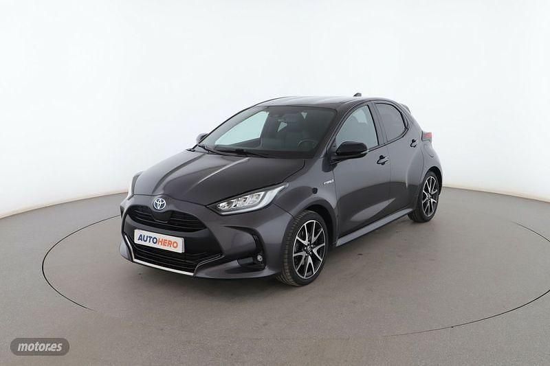 Usado Toyota Yaris Hybrid Style 116 CV (85 kW) 2021 Gris Berlina