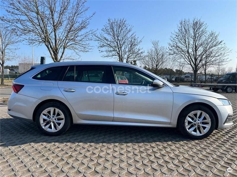 Gris / plata Usado 2021 Skoda Octavia Ambition Familiar | 17.900 € (Super precio) - Imagen 1/4
