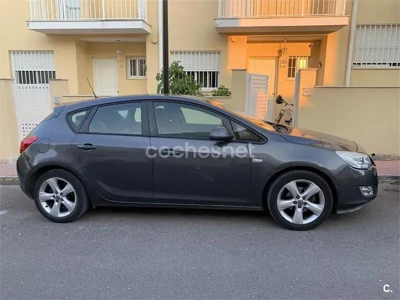 Usado Opel Astra Selective 95 CV (69 kW) 2012 Negro Berlina