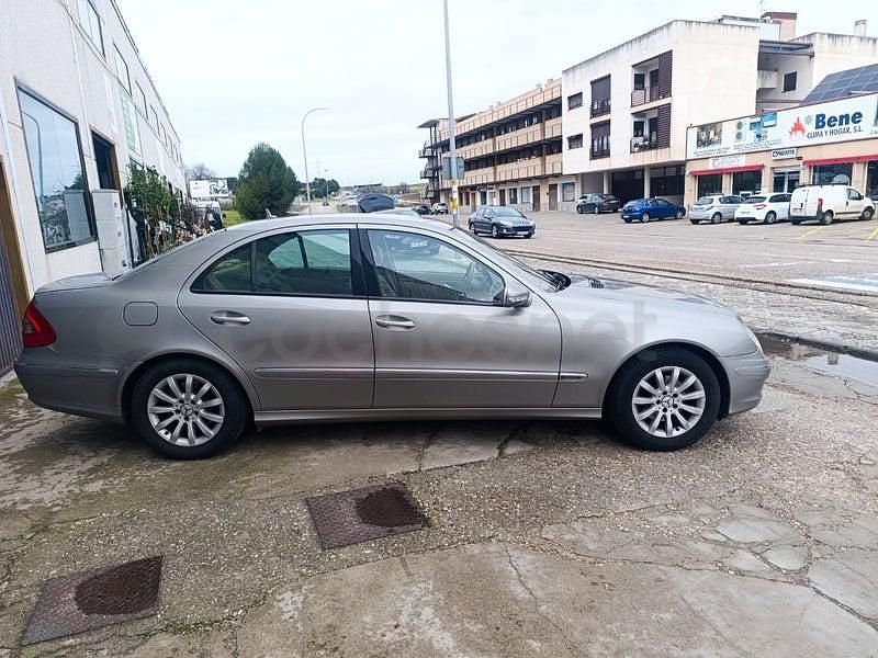 Usado Mercedes E220 Elegance 170 CV (125 kW) 2006 Beige Berlina