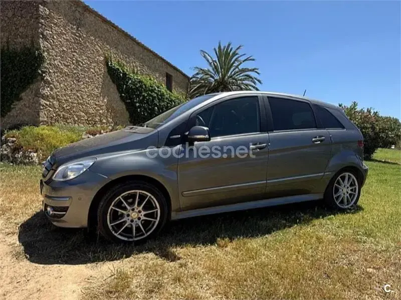 Usado Mercedes B180 116 CV (85 kW) 2010 Gris / plata Monovolumen