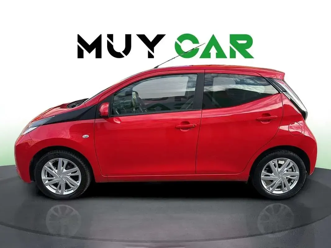 Usado Toyota Aygo X-play 69 CV (50 kW) 2018 Rojo Utilitario