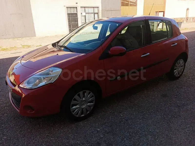 Usado Renault Clio II 85 CV (62 kW) 2010 Rojo Berlina