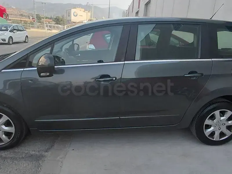 Usado Peugeot 5008 Active 112 CV (82 kW) 2011 Gris / plata Monovolumen