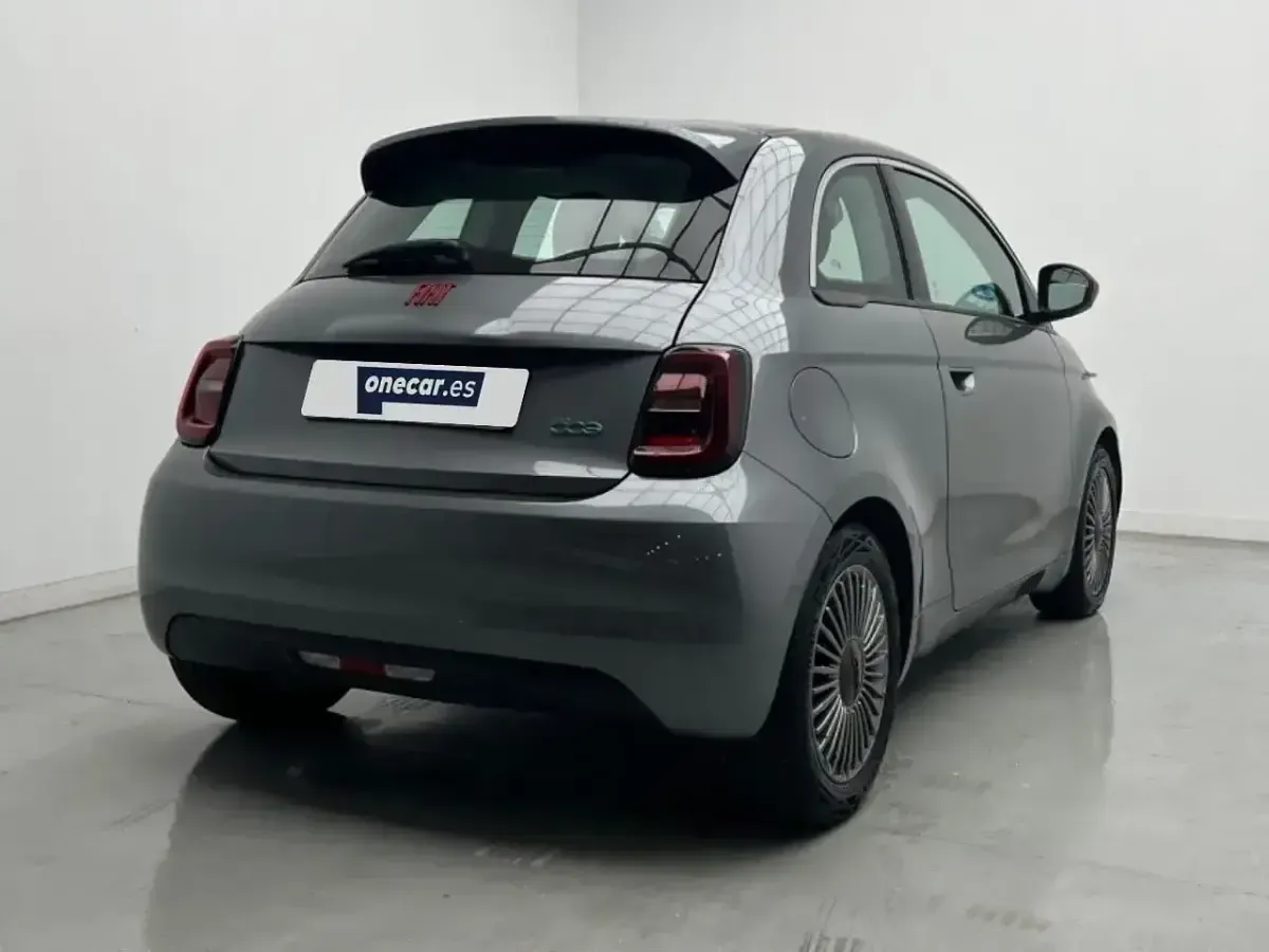 Usado Fiat 500e Red 86 kW (118 CV) 2022 Gris Berlina