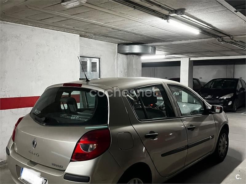 Usado Renault Clio II 85 CV (62 kW) 2006 Beige Berlina
