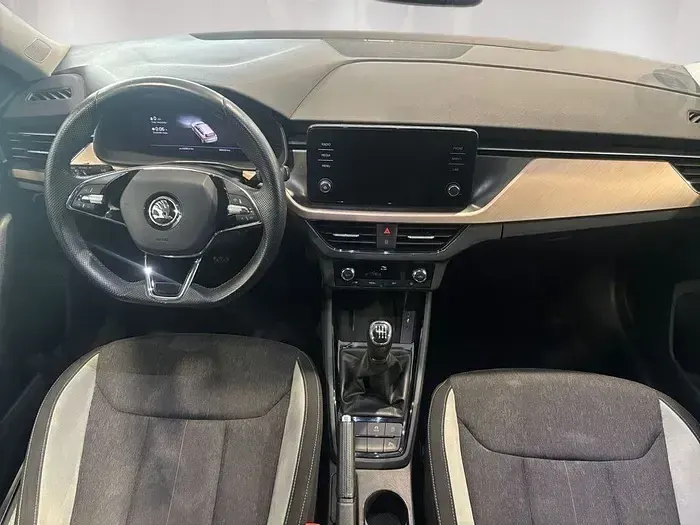 Usado Skoda Kamiq Style 110 CV (80 kW) 2022 Gris SUV