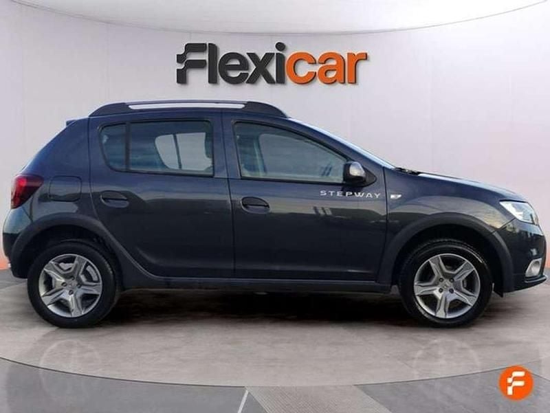 Usado Dacia Sandero Essentiel 90 CV (66 kW) 2018 Gris Utilitario