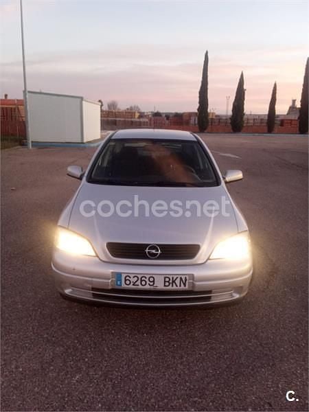 Usado Opel Astra Club 75 CV (55 kW) 2001 Gris / plata Berlina