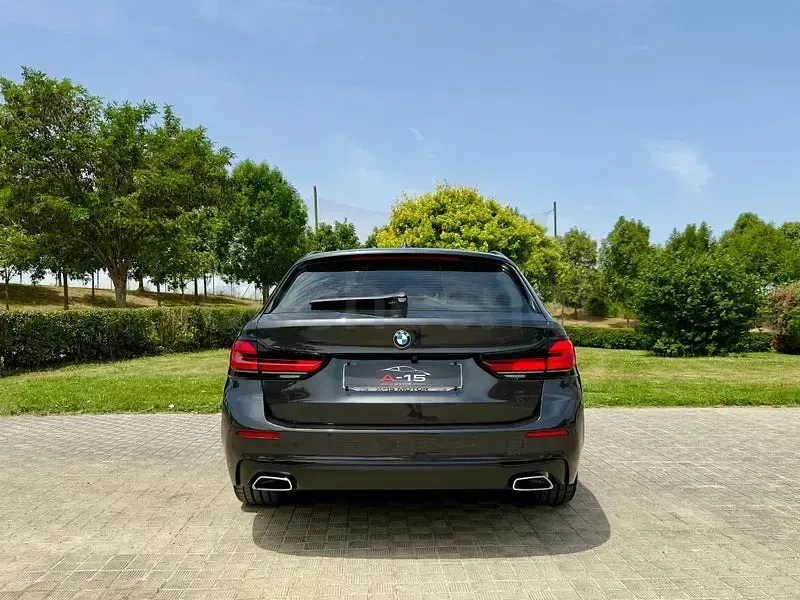 Usado BMW 520 Comfort Edition 190 CV (139 kW) 2023 Gris / plata Familiar