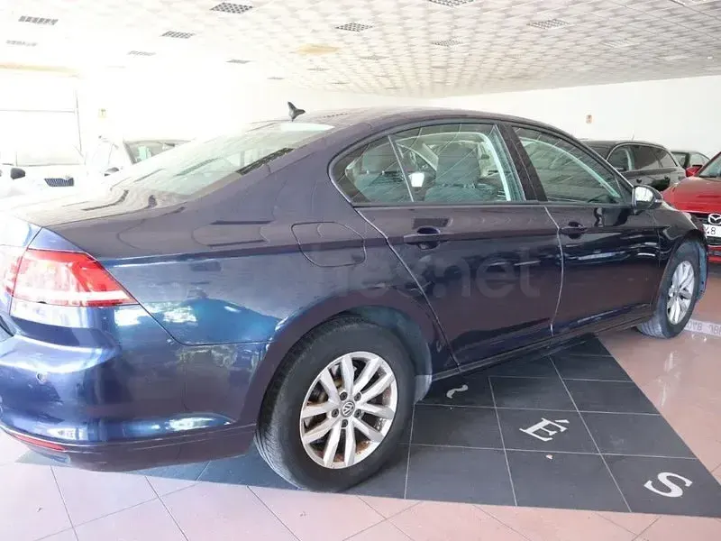 Usado VW Passat Advance 120 CV (88 kW) 2017 Azul Berlina